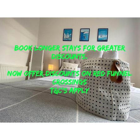 Wight On The Beach, Sleeps 4, Free Off Road Parking, Balcony With Sea Views Ryde  Buitenkant foto