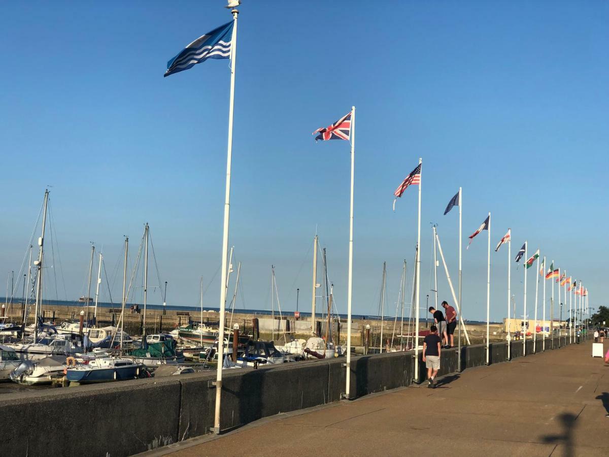 Wight On The Beach, Sleeps 4, Free Off Road Parking, Balcony With Sea Views Ryde  Buitenkant foto