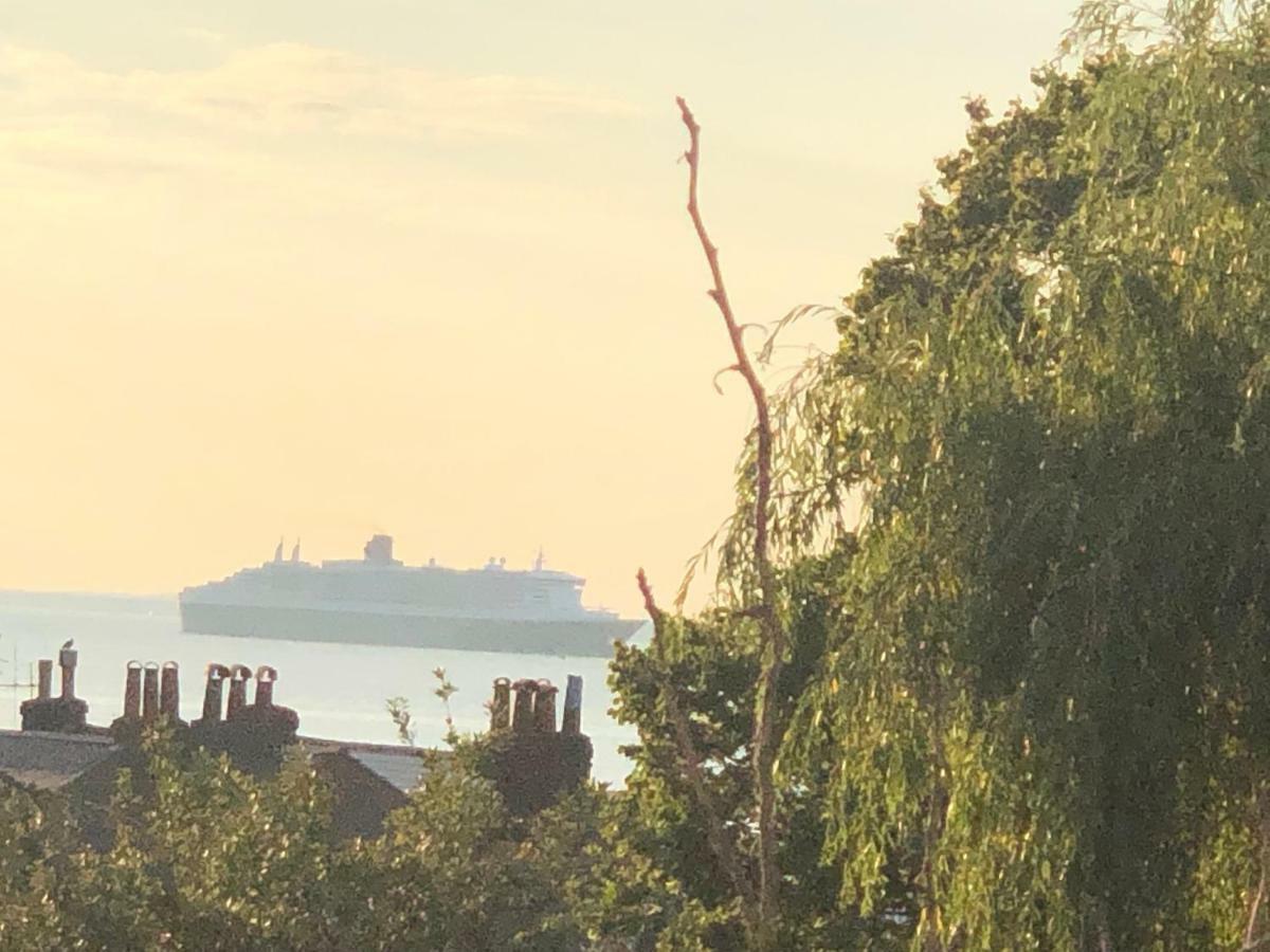 Wight On The Beach, Sleeps 4, Free Off Road Parking, Balcony With Sea Views Ryde  Buitenkant foto