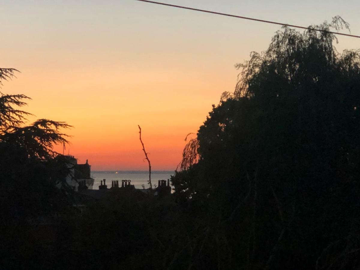 Wight On The Beach, Sleeps 4, Free Off Road Parking, Balcony With Sea Views Ryde  Buitenkant foto