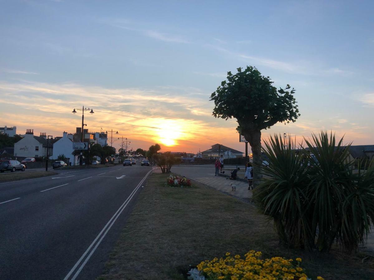 Wight On The Beach, Sleeps 4, Free Off Road Parking, Balcony With Sea Views Ryde  Buitenkant foto