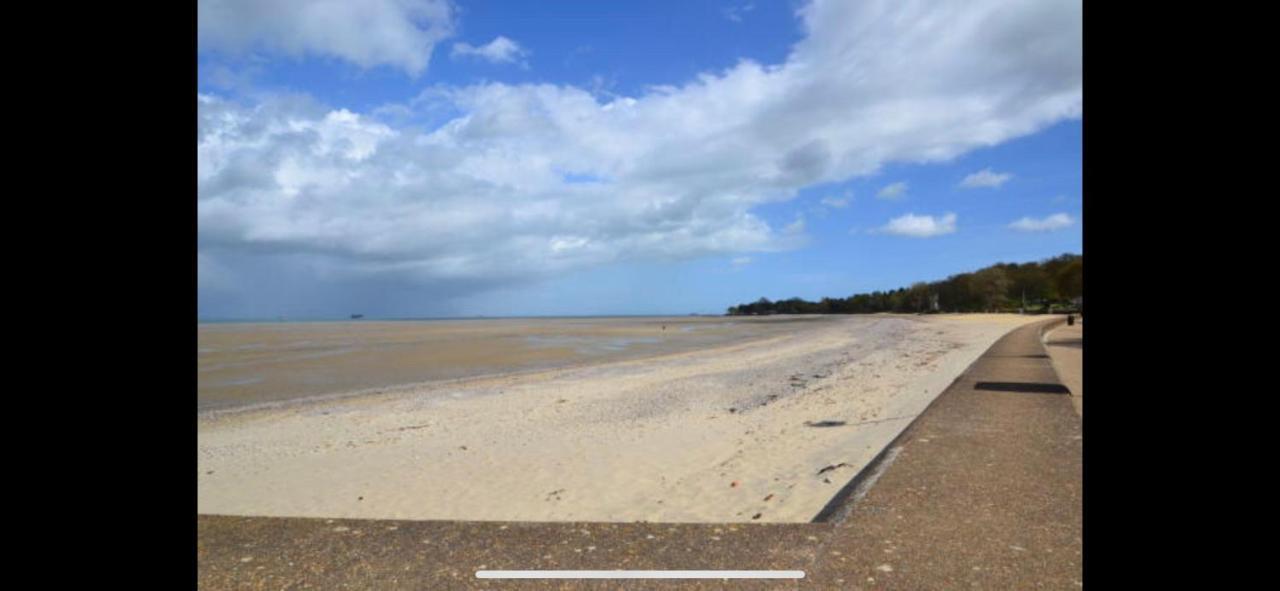 Wight On The Beach, Sleeps 4, Free Off Road Parking, Balcony With Sea Views Ryde  Buitenkant foto